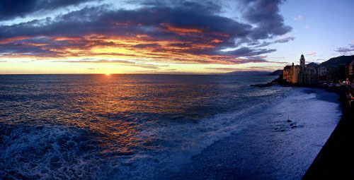 Panoramica di Camogli al tramonto